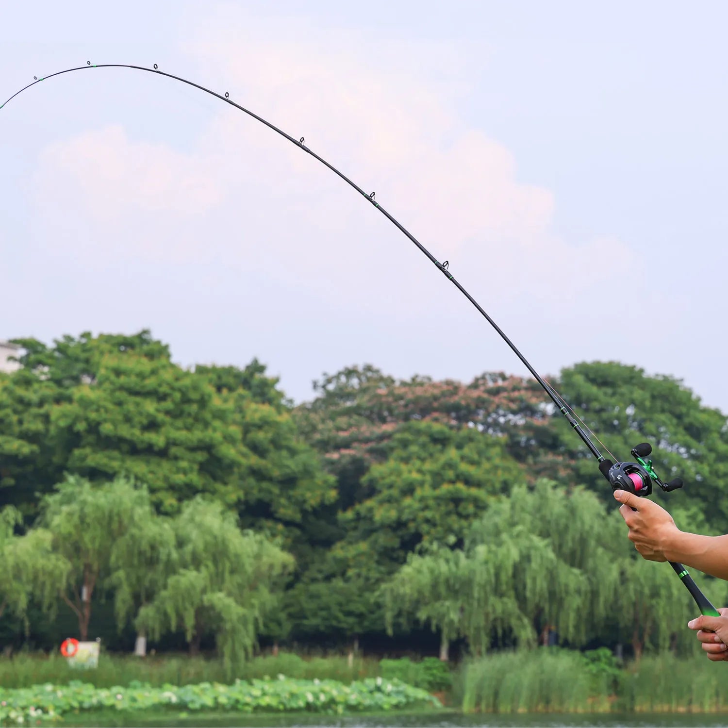 Kit Completo de Pesca – Vara de Fibra de Carbono, Carretilha 10kg e Iscas Artificiais